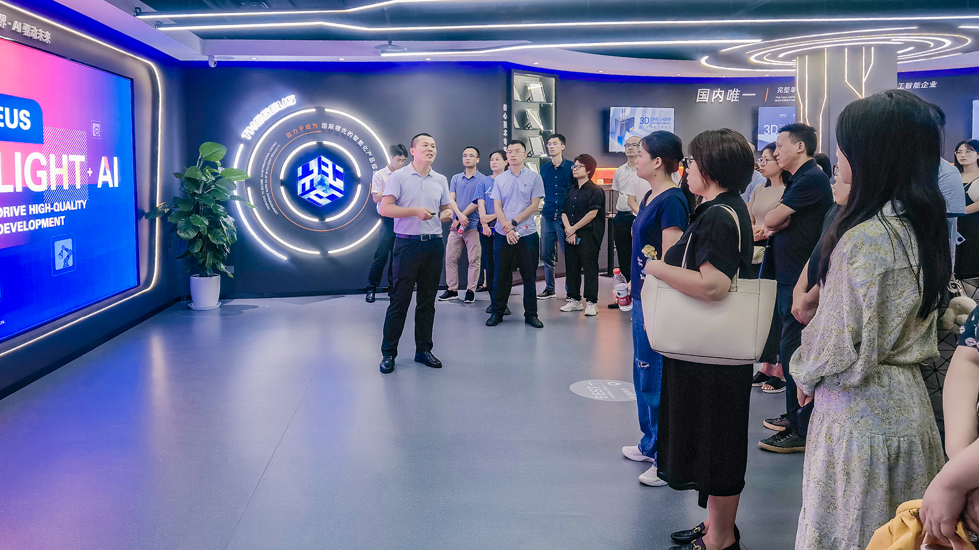 重庆市万州区、两江新区数字经济专题培训班到访摇橹船科技学习交流