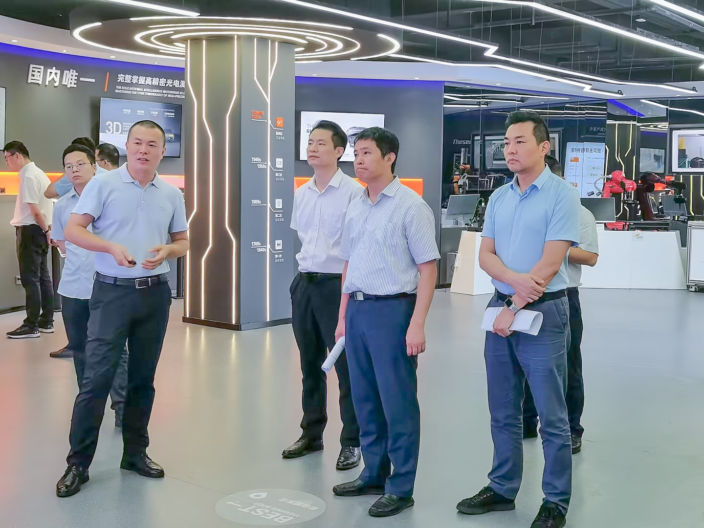 重庆高新区管委会副主任贾子文一行莅临摇橹船科技调研交流