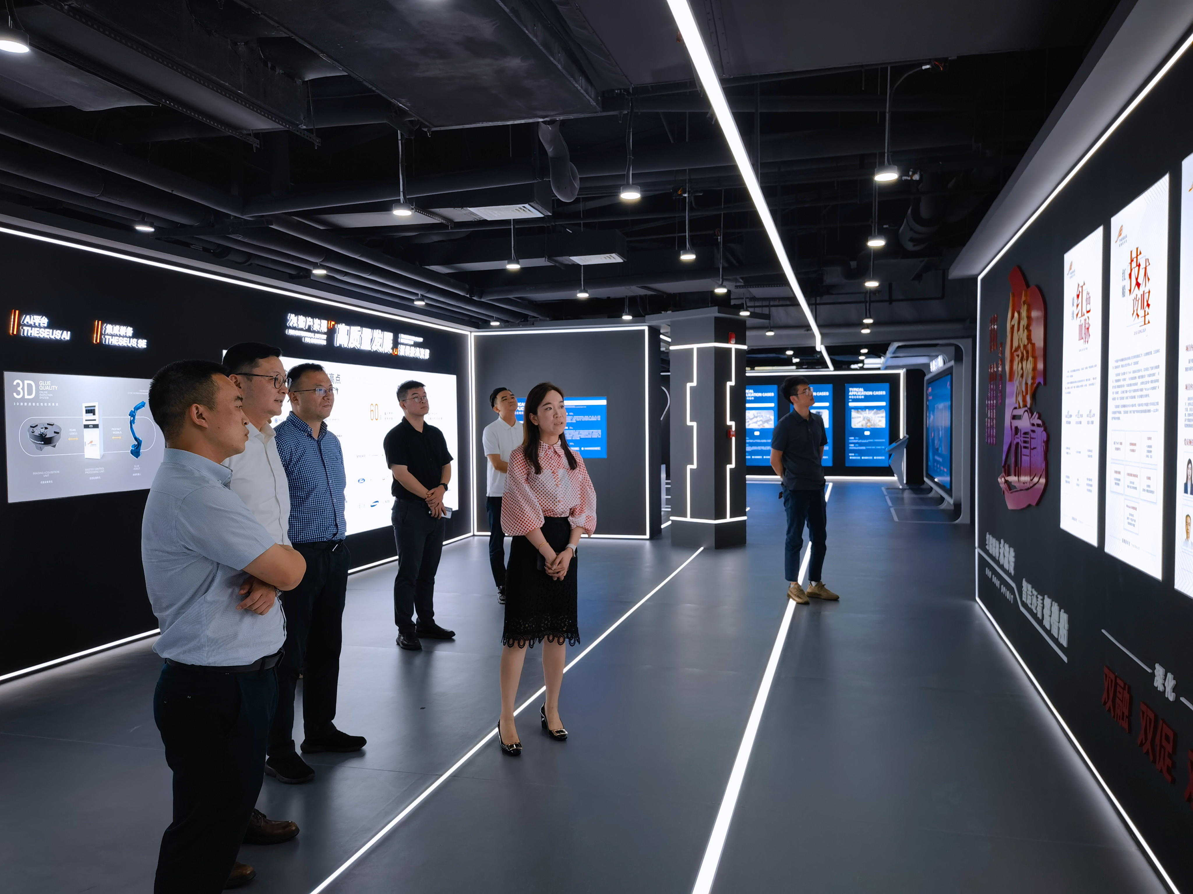 苏州工业园区科技发展有限公司董事长张峰一行莅临摇橹船科技考察调研